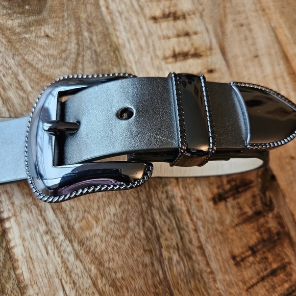 VINCE CAMUTO Synthetic Materials double buckle belt L42" X W1.5" Silver hardware - Picture 2 of 4
